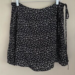 GAP Black and White Floral Mini Wrap Skirt